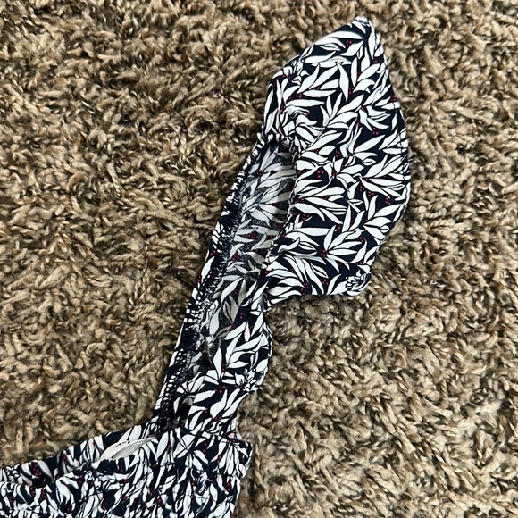 Lulu’s Navy floral mini romper - Picture 5 of 7